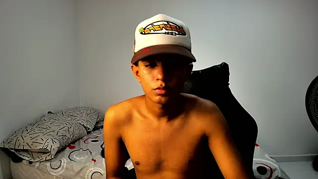 Snapshot of alluringangel0 chatting on 09/16/25, 04:57 alluringangel0 online show from 09/16/25, 04:57