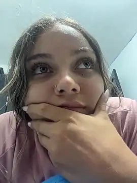 Snapshot of AnnyLopezzz_ chatting on 03/17/26, 05:00 AnnyLopezzz online show from 03/17/26, 05:00