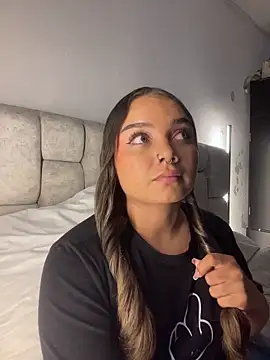 Snapshot of AnnyLopezzz_ chatting on 04/11/26, 08:18 AnnyLopezzz online show from 04/11/26, 08:18