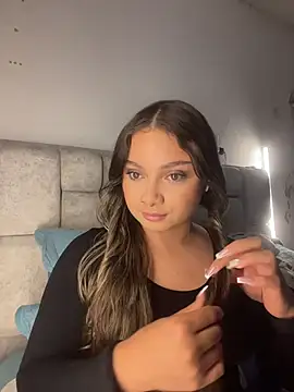 Snapshot of AnnyLopezzz_ chatting on 04/22/26, 06:27 AnnyLopezzz online show from 04/22/26, 06:27