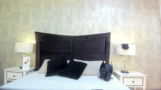 BarbaraLeython1 online show from 10/19/25, 02:50