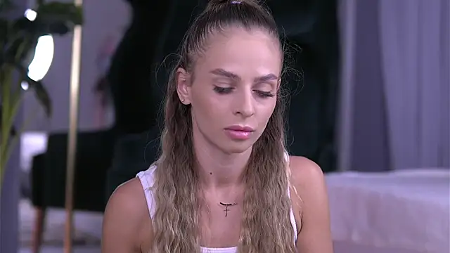 Snapshot of ElaraShine chatting on 09/12/25, 08:53 ElaraShine online show from 09/12/25, 08:53