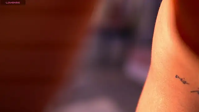 Snapshot of ElaraShine chatting on 12/05/25, 08:05 ElaraShine online show from 12/05/25, 08:05