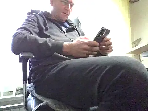 Snapshot of IMGTomi chatting on 12/22/25, 11:18 IMGTomi online show from 12/22/25, 11:18