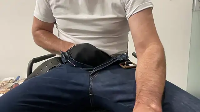 Snapshot of harrys74 chatting on 11/03/25, 04:30 harrys74 online show from 11/03/25, 04:30