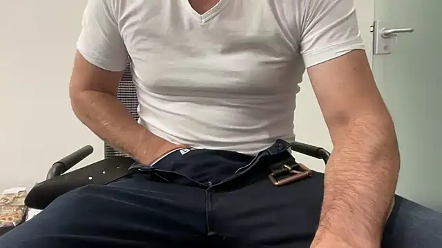 Snapshot of harrys74 chatting on 11/04/25, 05:34 harrys74 online show from 11/04/25, 05:34