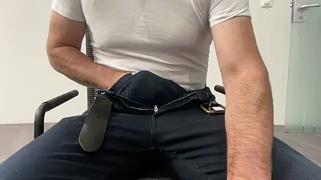 Snapshot of harrys74 chatting on 11/10/25, 12:15 harrys74 online show from 11/10/25, 12:15