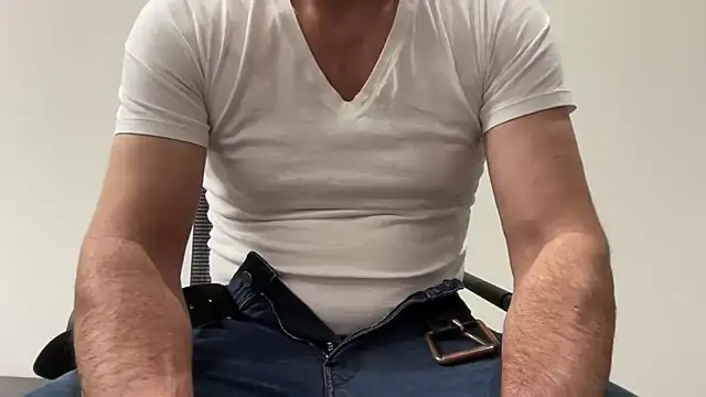 Snapshot of harrys74 chatting on 11/24/25, 04:07 harrys74 online show from 11/24/25, 04:07