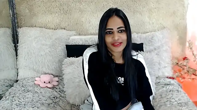 Snapshot of indianchic89 chatting on 12/14/25, 04:40 indianchic89 online show from 12/14/25, 04:40