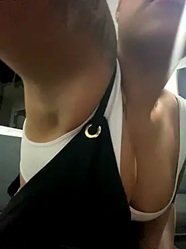 Snapshot of AlannaEvons chatting on 10/15/25, 12:55 AlannaEvons online show from 10/15/25, 12:55