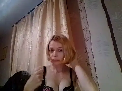 Snapshot of LiluXRose chatting on 10/20/25, 01:33 LiluXRose online show from 10/20/25, 01:33
