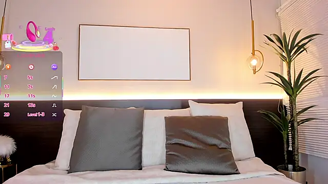 Snapshot of SolAvelar chatting on 10/25/25, 03:58 SolAvelar online show from 10/25/25, 03:58