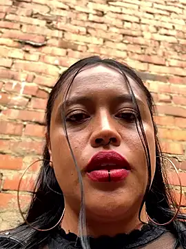 Snapshot of -Mia1 chatting on 10/31/25, 03:24 -Mia1 online show from 10/31/25, 03:24