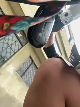 Snapshot of -Mia1 chatting on 11/04/25, 03:22 -Mia1 online show from 11/04/25, 03:22