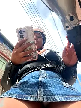 Snapshot of -Mia1 chatting on 11/05/25, 03:34 -Mia1 online show from 11/05/25, 03:34