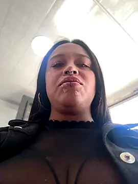 Snapshot of -Mia1 chatting on 11/11/25, 03:01 -Mia1 online show from 11/11/25, 03:01