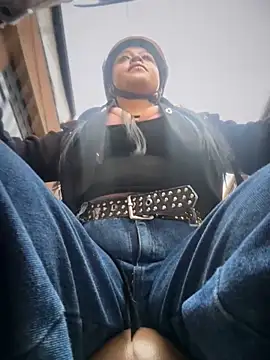 Snapshot of -Mia1 chatting on 11/24/25, 12:05 -Mia1 online show from 11/24/25, 12:05