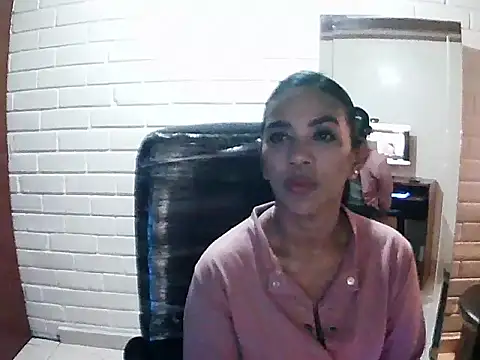 Snapshot of MiiaVelasquez chatting on 10/17/25, 04:04 MiiaVelasquez online show from 10/17/25, 04:04