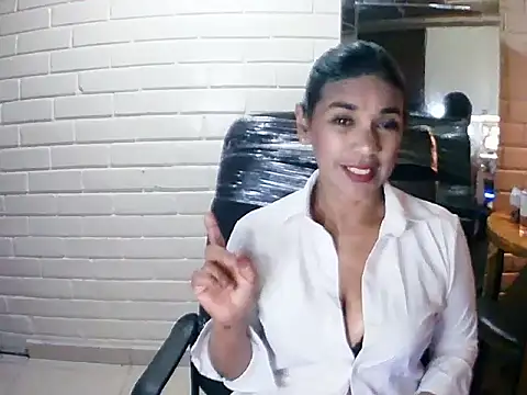 Snapshot of MiiaVelasquez chatting on 11/06/25, 04:13 MiiaVelasquez online show from 11/06/25, 04:13