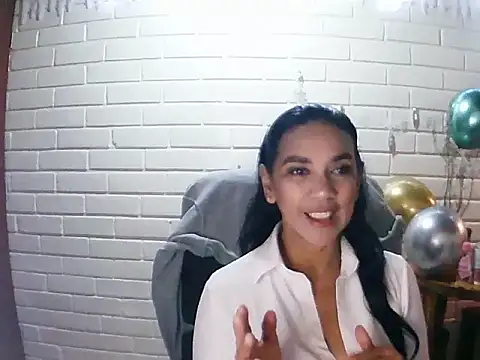 Snapshot of MiiaVelasquez chatting on 11/21/25, 04:11 MiiaVelasquez online show from 11/21/25, 04:11