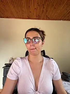 Snapshot of CoraVibes chatting on 09/27/25, 07:52 CoraVibes online show from 09/27/25, 07:52