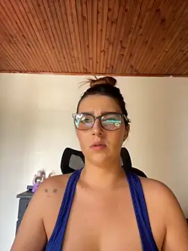 Snapshot of CoraVibes chatting on 10/04/25, 08:07 CoraVibes online show from 10/04/25, 08:07