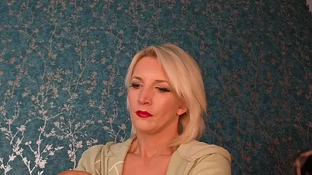 Snapshot of SereneXX chatting on 10/11/25, 06:01 SereneXX online show from 10/11/25, 06:01