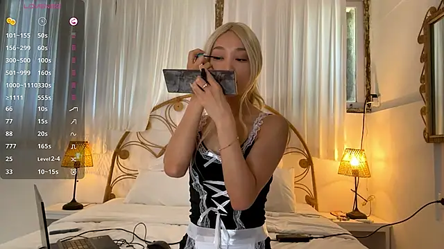 LezlieGreet online show from 11/21/25, 04:22