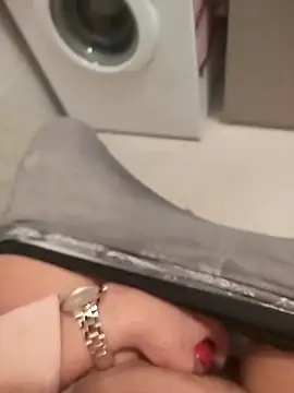 Snapshot of TaraWild chatting on 12/22/25, 07:22 TaraWild online show from 12/22/25, 07:22