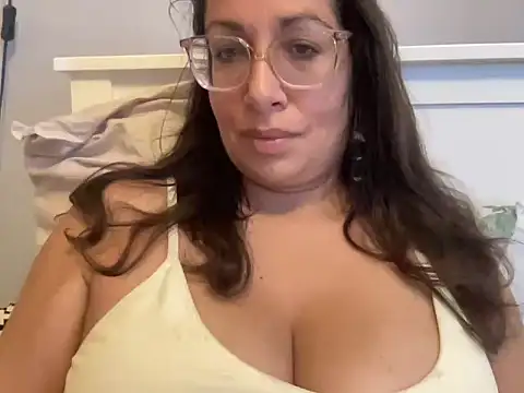 Snapshot of RosaFreya chatting on 06/05/26, 10:10 RosaFreya online show from 06/05/26, 10:10