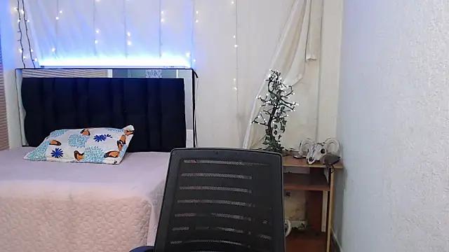 Snapshot of Dolly__moon chatting on 09/08/25, 08:41 Dolly moon online show from 09/08/25, 08:41