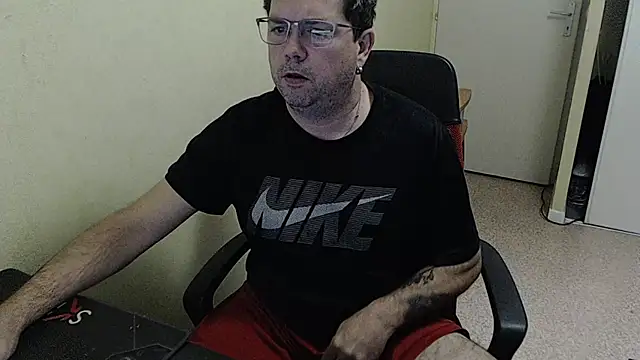 Snapshot of blueandwhite1 chatting on 12/13/24, 03:32 blueandwhite1 online show from 12/13/24, 03:32