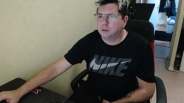 Snapshot of blueandwhite1 chatting on 12/17/24, 03:28 blueandwhite1 online show from 12/17/24, 03:28