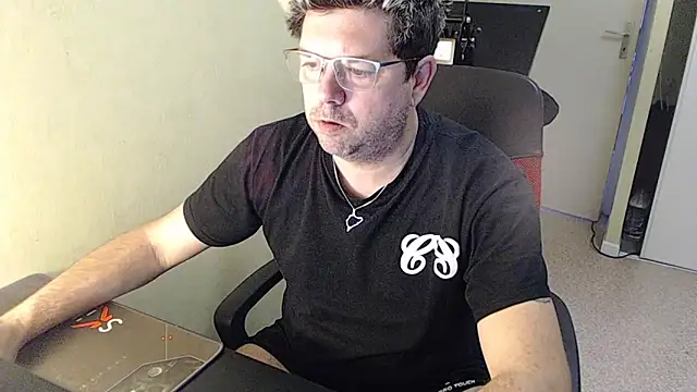 Snapshot of blueandwhite1 chatting on 12/29/24, 08:22 blueandwhite1 online show from 12/29/24, 08:22