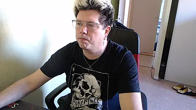 Snapshot of blueandwhite1 chatting on 12/30/24, 11:15 blueandwhite1 online show from 12/30/24, 11:15