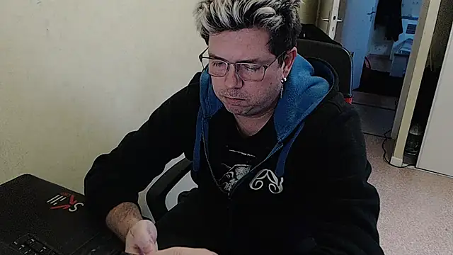 Snapshot of blueandwhite1 chatting on 12/31/24, 04:35 blueandwhite1 online show from 12/31/24, 04:35