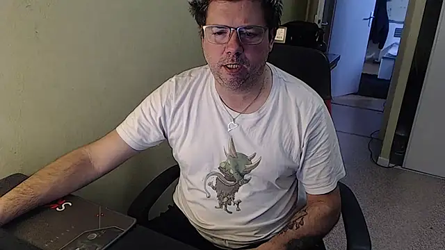 Snapshot of blueandwhite1 chatting on 01/18/25, 08:52 blueandwhite1 online show from 01/18/25, 08:52