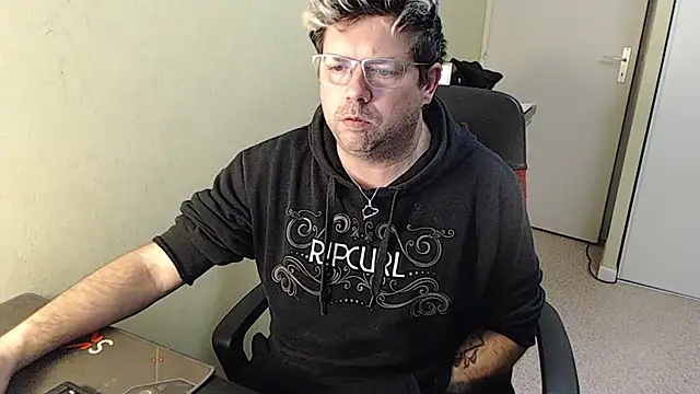 Snapshot of blueandwhite1 chatting on 01/25/25, 08:10 blueandwhite1 online show from 01/25/25, 08:10