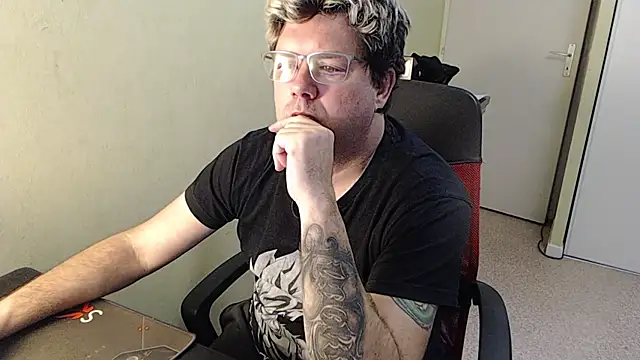 Snapshot of blueandwhite1 chatting on 01/27/25, 04:43 blueandwhite1 online show from 01/27/25, 04:43