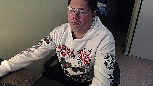 Snapshot of blueandwhite1 chatting on 02/08/25, 10:40 blueandwhite1 online show from 02/08/25, 10:40