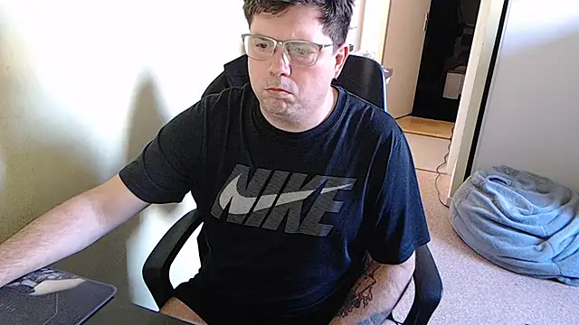 Snapshot of blueandwhite1 chatting on 02/14/25, 03:58 blueandwhite1 online show from 02/14/25, 03:58