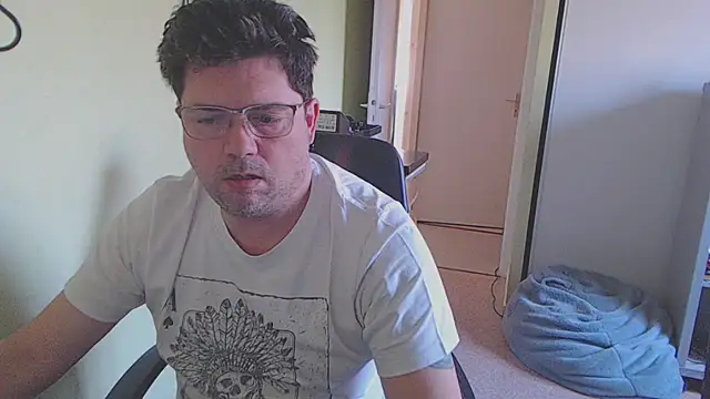 Snapshot of blueandwhite1 chatting on 02/19/25, 03:27 blueandwhite1 online show from 02/19/25, 03:27