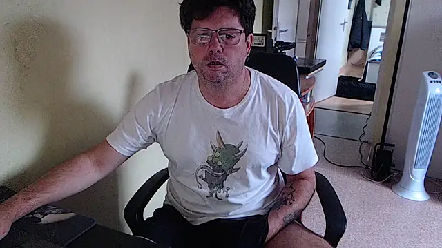 Snapshot of blueandwhite1 chatting on 09/13/25, 07:30 blueandwhite1 online show from 09/13/25, 07:30