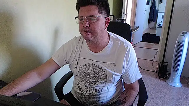 Snapshot of blueandwhite1 chatting on 09/18/25, 02:19 blueandwhite1 online show from 09/18/25, 02:19