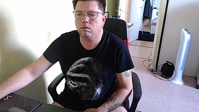 Snapshot of blueandwhite1 chatting on 10/15/25, 03:01 blueandwhite1 online show from 10/15/25, 03:01