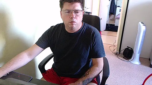 Snapshot of blueandwhite1 chatting on 10/21/25, 02:29 blueandwhite1 online show from 10/21/25, 02:29