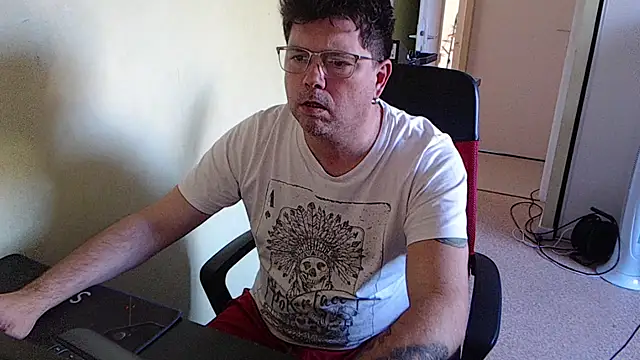 Snapshot of blueandwhite1 chatting on 10/30/25, 03:24 blueandwhite1 online show from 10/30/25, 03:24