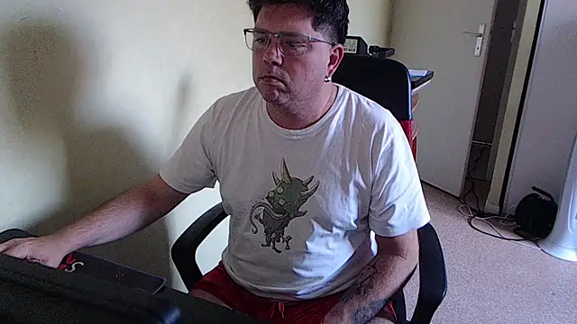 Snapshot of blueandwhite1 chatting on 11/04/25, 03:33 blueandwhite1 online show from 11/04/25, 03:33