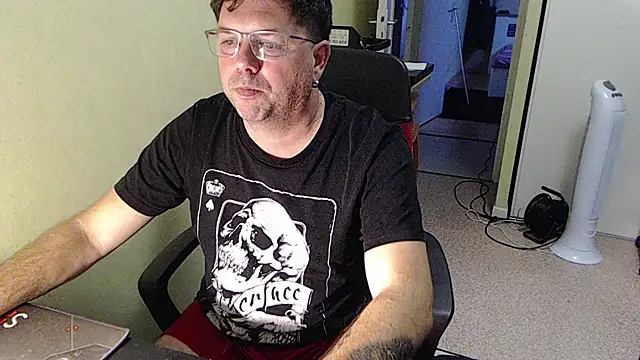 Snapshot of blueandwhite1 chatting on 11/07/25, 04:18 blueandwhite1 online show from 11/07/25, 04:18