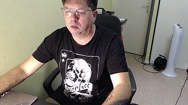 Snapshot of blueandwhite1 chatting on 11/11/25, 08:25 blueandwhite1 online show from 11/11/25, 08:25